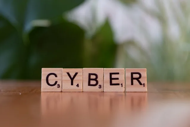 Cybersécurité PME : obligations et mesures clés: 1 PME suisse sur 3 a subi une cyberattaque selon l'OFCS.; La directive NIS2 impose une responsabilité personnelle aux dirigeants depuis oct. 2024.; Sauvegarde en ligne + copie déconnectée obligatoire contre les rançongiciels. Cibersicurezza delle PMI svizzere: obblighi legali e misure di base